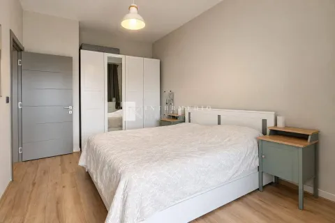 Namještena spavaća soba sa bračnim krevetom, ormarom i noćnim stočićem. - image 8