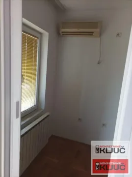 Manja prazna prostorija sa klima-uređajem i prozorom sa roletnama. - image 16