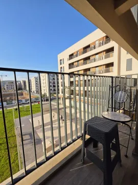 Manji balkon sa metalnom ogradom i pogledom na naselje i okolne zgrade. - image 10