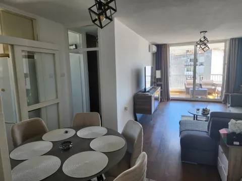 Dnevni boravak sa trpezarijom i izlazom na terasu. - image 9