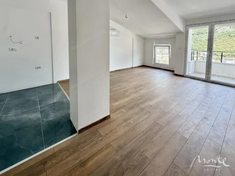 Prazna dnevna soba sa drvenim podom i izlazom na terasu. - image 4