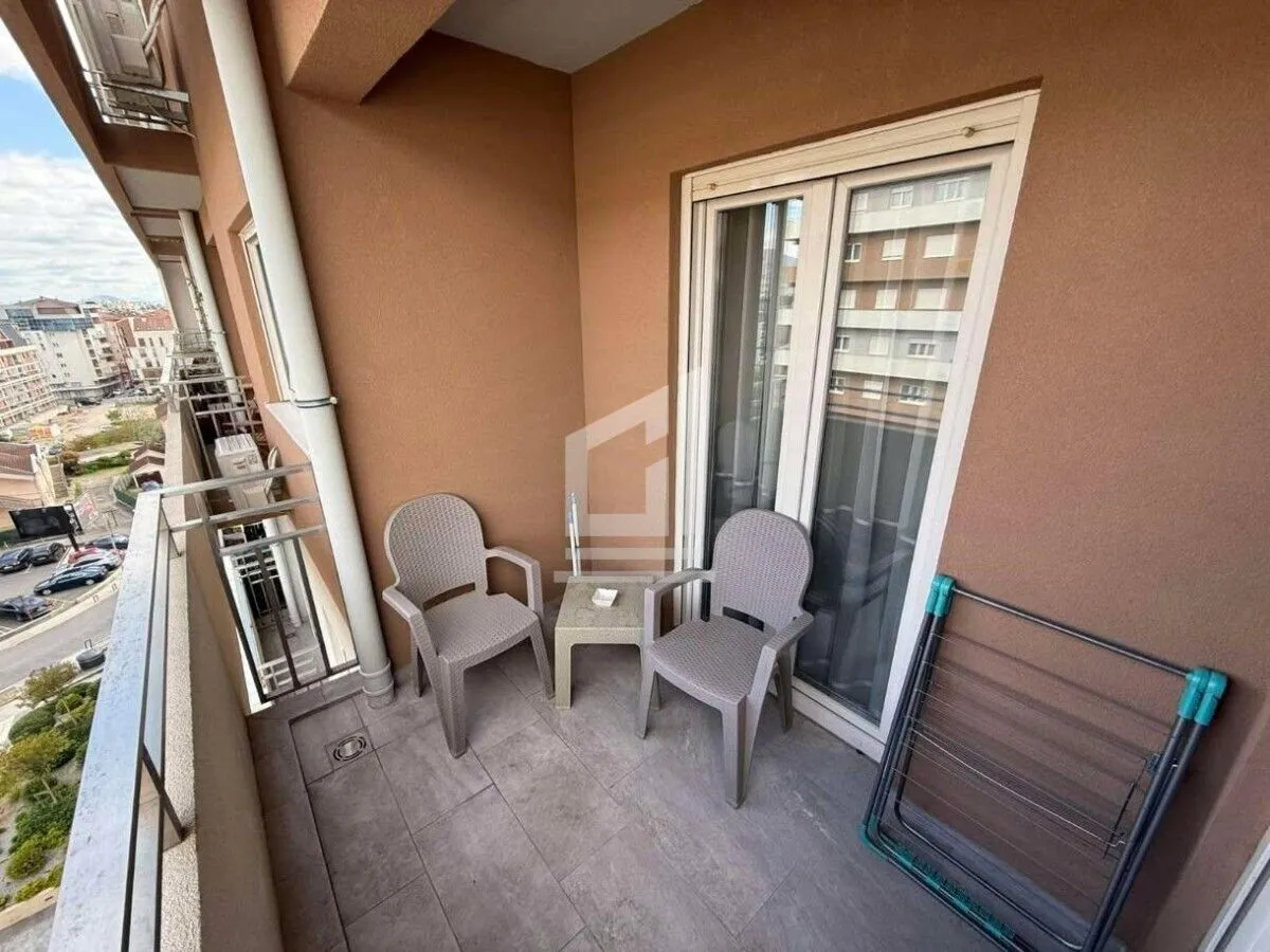 Namtješten balkon sa garniturom za sjedenje i pogledom na okolinu.