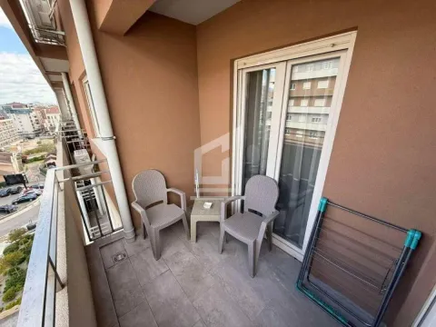 Namtješten balkon sa garniturom za sjedenje i pogledom na okolinu. - image 9