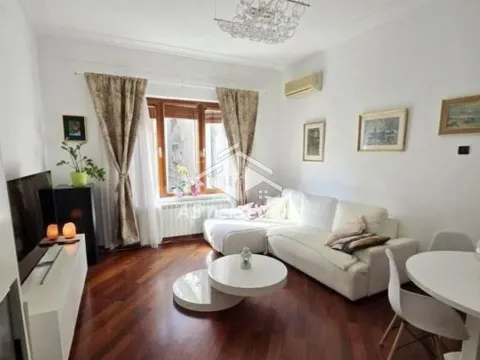 Rent, three bedroom apartment, 86m², Kalenić Pijaca, Vračar Sve Podlokacije