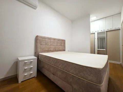 Svjetla spavaća soba sa bračnim krevetom, noćnim ormarićem i ugradnim plakarom. - image 8
