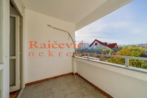 Nenamesteni balkon sa pogledom na gradsko naselje. - image 15