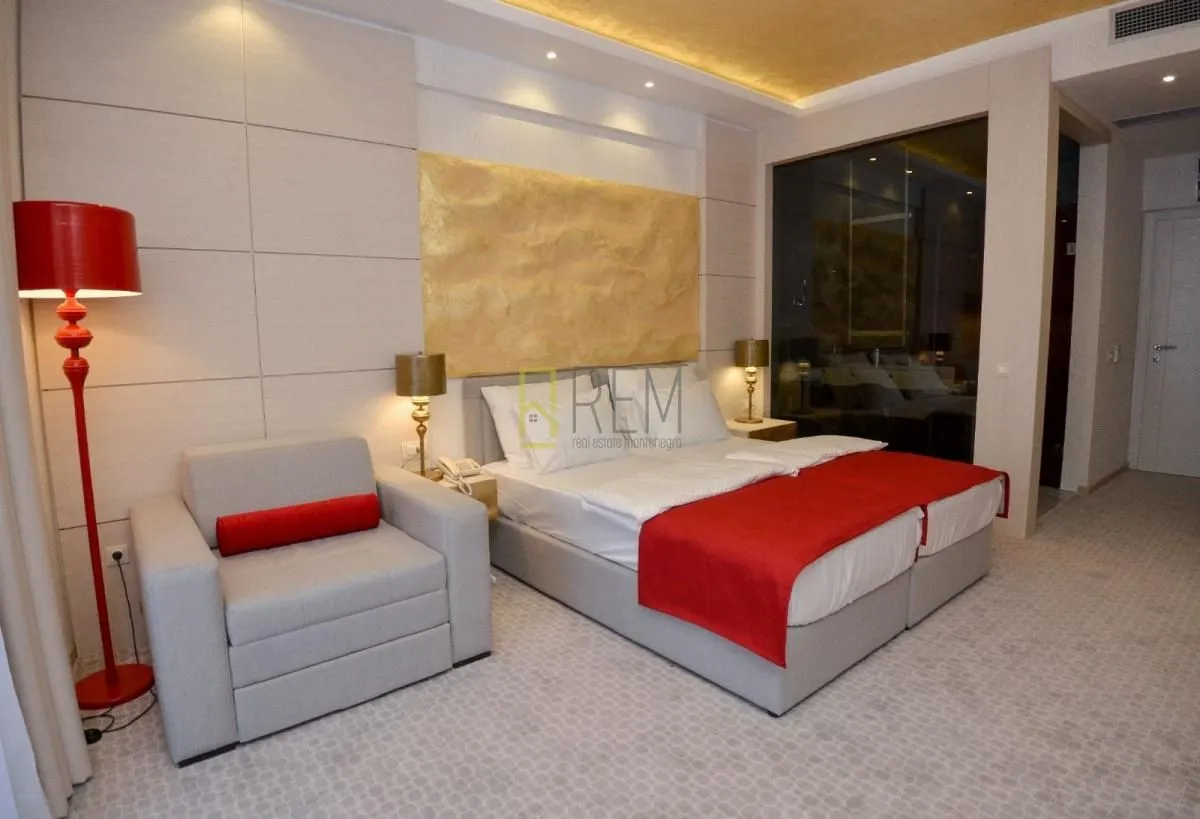 Rent, hospitality venue, 1030m², Centar, Budva