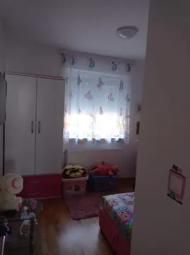 Dečja spavaća soba sa krevetom, ormanom i igračkama. - image 6