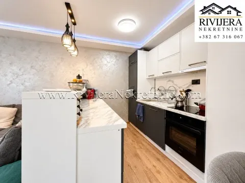 Moderna kuhinja sa ugrađenim aparatima i šankom. - image 9
