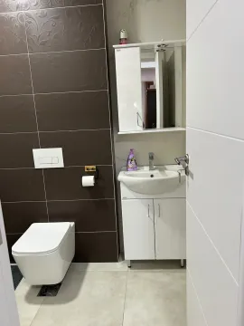 Manje kupatilo sa umivaonikom, ogledalom i wc šoljom. - image 11