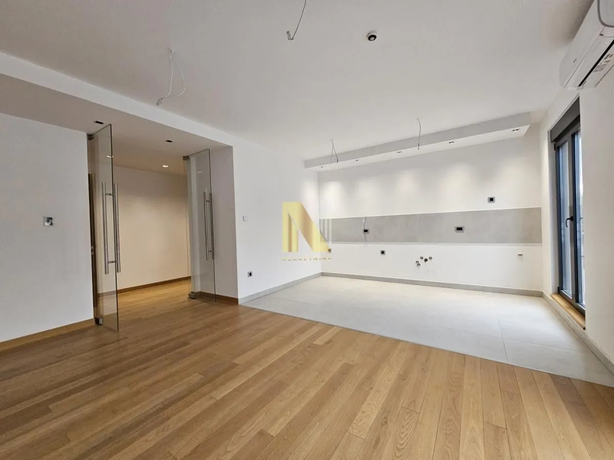 Prodaja, četvorosoban stan, 240m², Cara Dušana, Novi Sad Sve Podlokacije