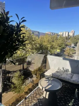 Namešten balkon sa pogledom na ulicu i drveće. - image 7
