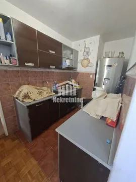 Manja kuhinja sa tamnim elementima i frižiderom. - image 4