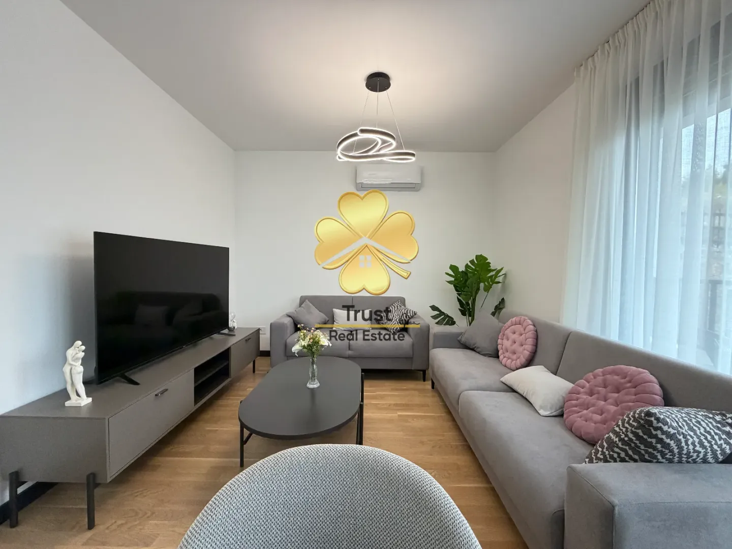 Moderan dnevni boravak sa garniturom i televizorom.