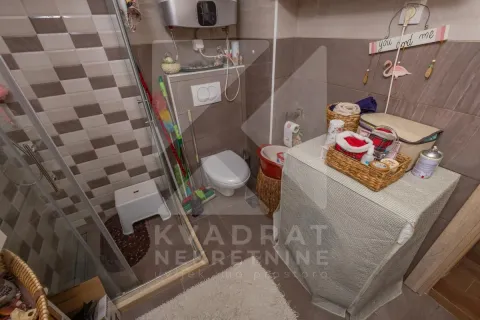 Manje kupatilo sa tuš kabinom, toaletom i veš mašinom. - image 24