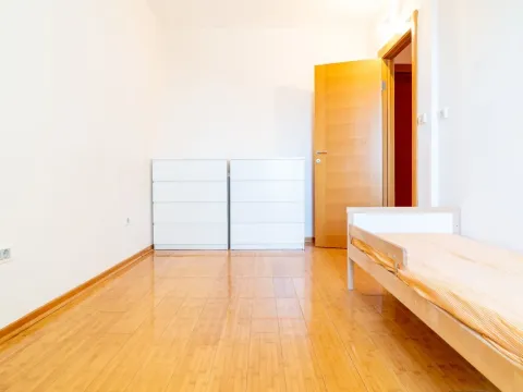 Izdavanje, trosoban stan, 118m², Momišići, Podgorica - image 9