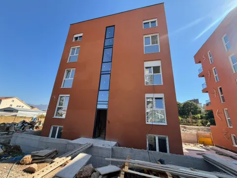 Eksterijer nove stambene zgrade sa narandžastom fasadom. - image 3