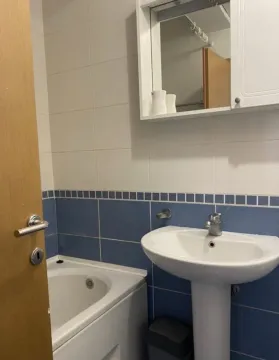 Manje kupatilo sa umivaonikom, tuš kadom i ogledalom sa ormarićem. - image 12