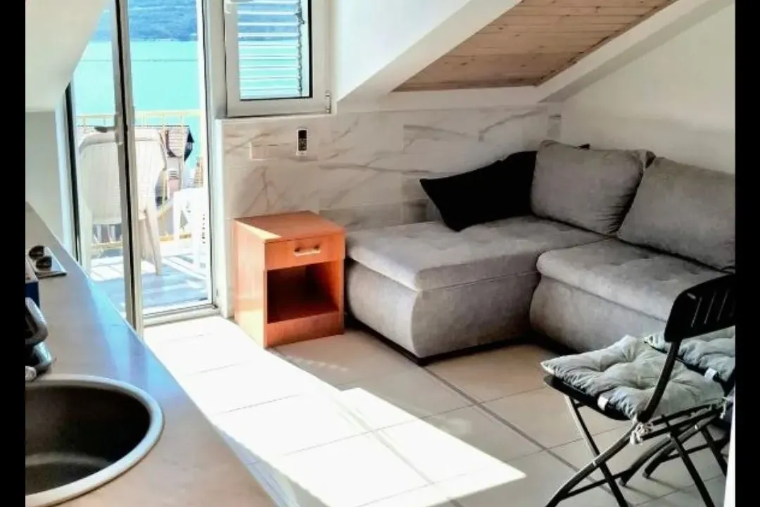 Izdavanje, jednosoban stan, 17m², Kumbor, Herceg Novi