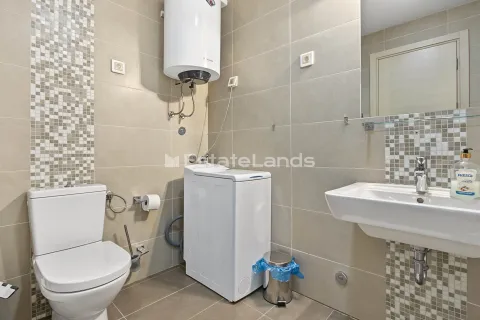Moderno opremljeno kupatilo sa sanitarijama, umivaonikom i veš mašinom. - image 13