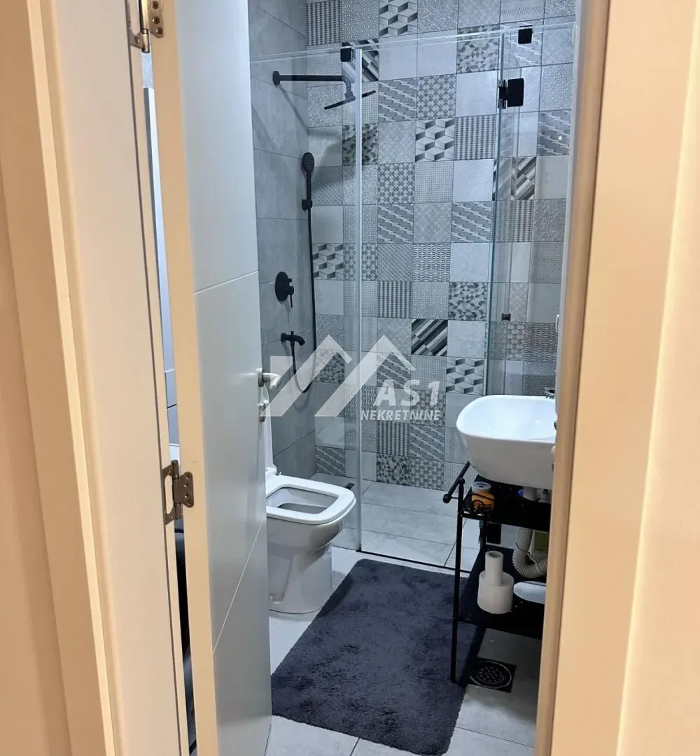 Izdavanje, trosoban stan, 52m², Centar, Novi Sad