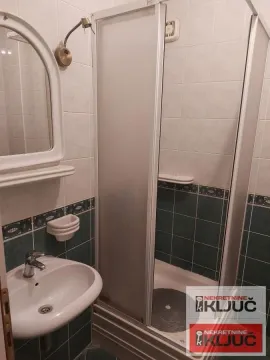 Manje kupatilo sa tuš kabinom i umivaonikom. - image 6
