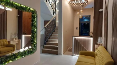 Dnevni boravak sa garniturom, stepeništem i modernim osvetljenjem. - image 7