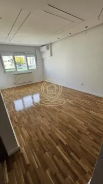 Prazna soba sa drvenim parketom i klima uređajem na zidu. - image 8