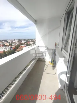 Natkriveni balkon sa pogledom na grad i sušačem za veš. - image 13
