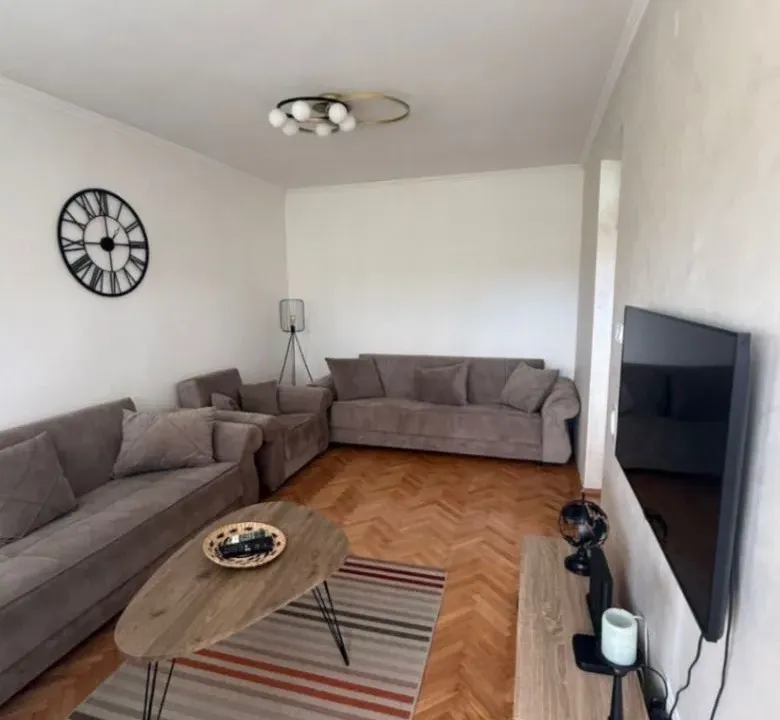 Izdavanje, dvosoban stan, 75m², Pejton, Podgorica
