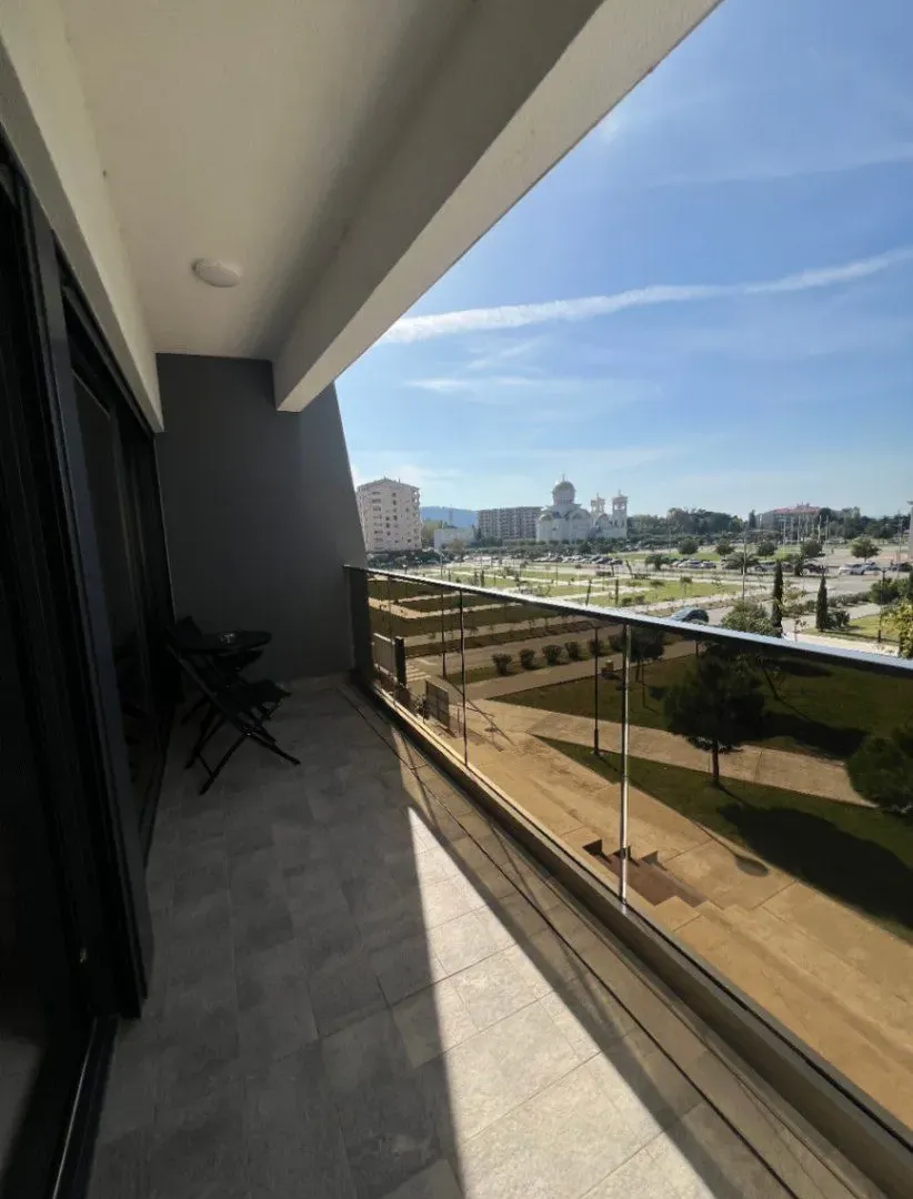 Izdavanje, jednosoban stan, 126m², Soho City, Bar