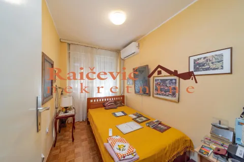 Manja spavaća soba sa krevetom i slikama na zidu. - image 19