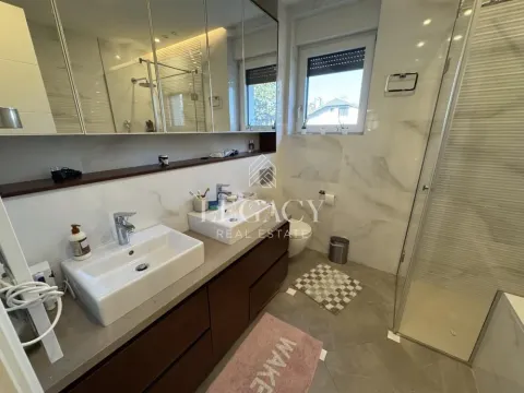 Izdavanje, trosoban stan, 88m², Savski Venac, Beograd - image 17