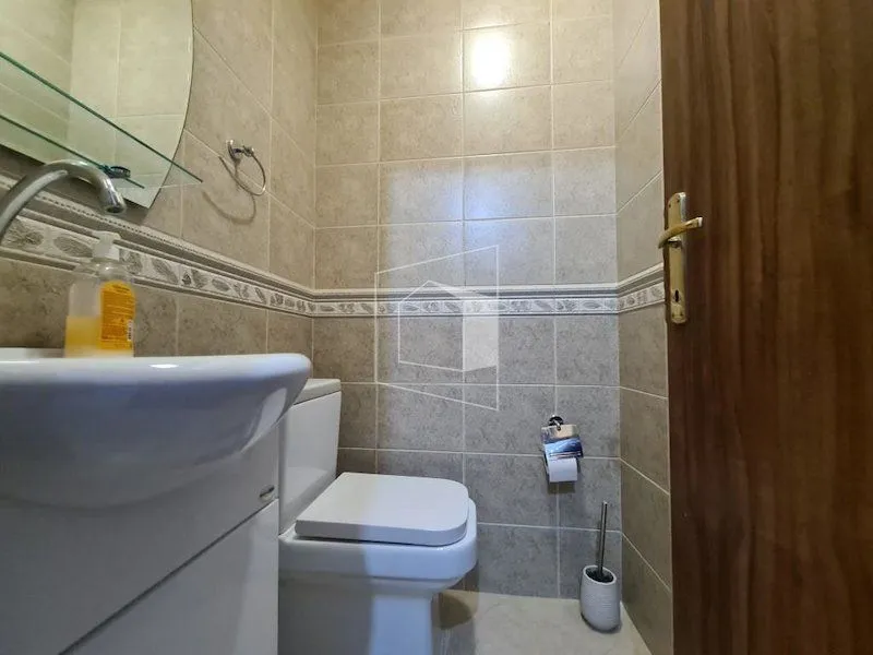 Smaller bathroom with a washbasin and toilet.