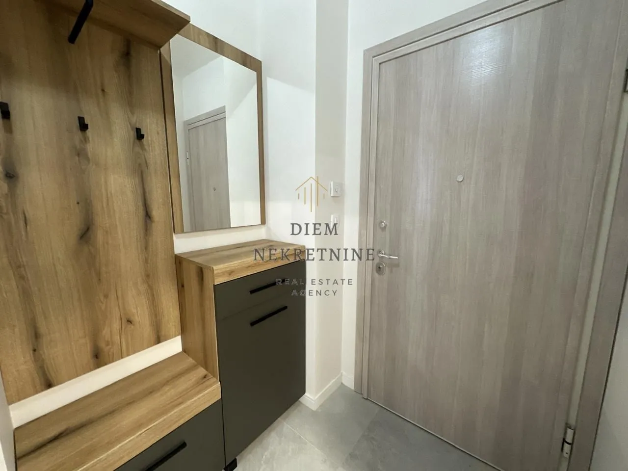Izdavanje, jednosoban stan, 49m², Central Point, Podgorica