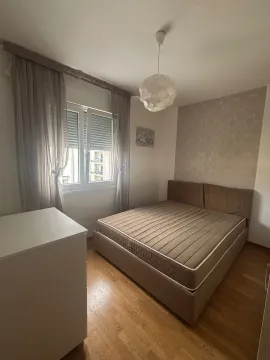 Namještena spavaća soba sa bračnim krevetom, prozorom i komodom. - image 12