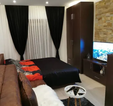 Nameštena spavaća soba sa bračnim krevetom, ormarom i televizorom. - image 2