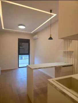 Moderna kuhinja sa šankom i ugradnim elementima. - image 7