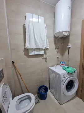 Kupatilo sa wc šoljom, veš mašinom i bojlerom. - image 3