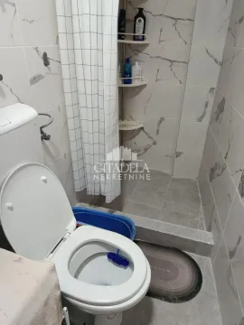 Manje kupatilo sa tuš kabinom i toaletom. - image 12