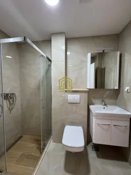 Moderno opremljeno kupatilo sa tuš kabinom. - image 9