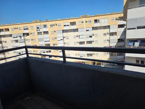 Pogled sa balkona na okolne stambene zgrade. - image 2