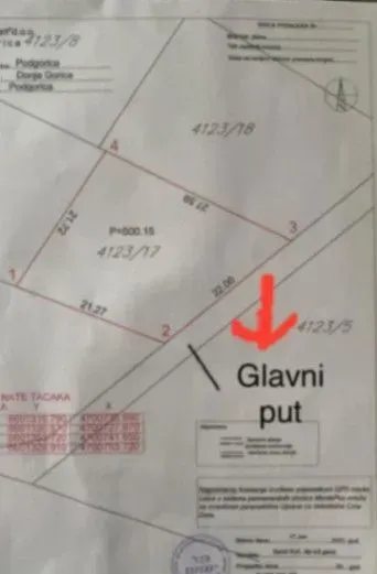 Katastarski plan parcele sa označenim pristupnim putem.