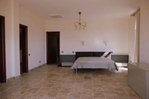 Prostrana spavaća soba sa velikim bračnim krevetom i pločastim podom. - image 5
