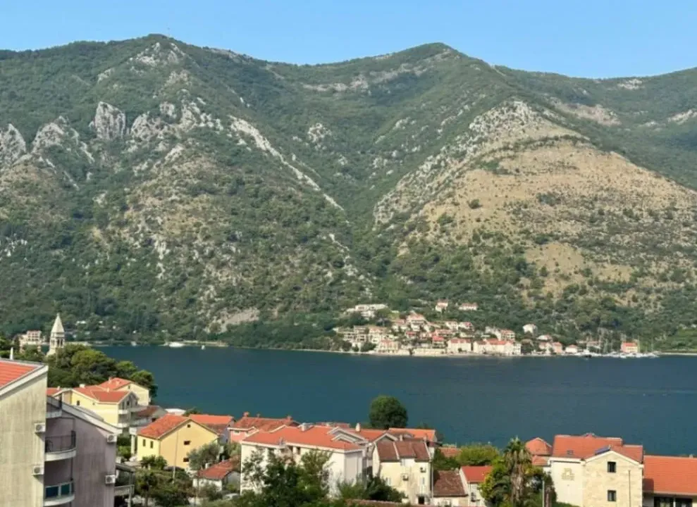 Prodaja, četvorosoban stan, 73m², Dobrota, Kotor