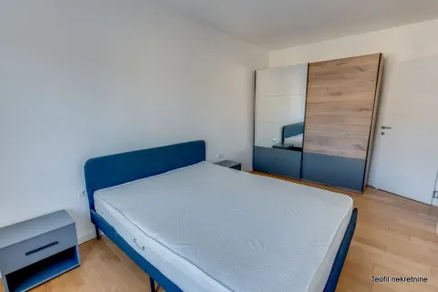 Spavaća soba sa bračnim krevetom, noćnim stočićem i velikim ormanom. - image 7