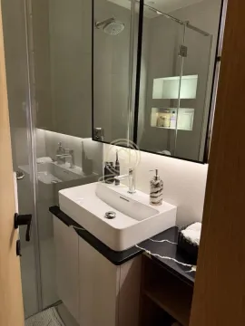 Moderno kupatilo sa umivaonikom, ogledalom i tuš kabinom. - image 7