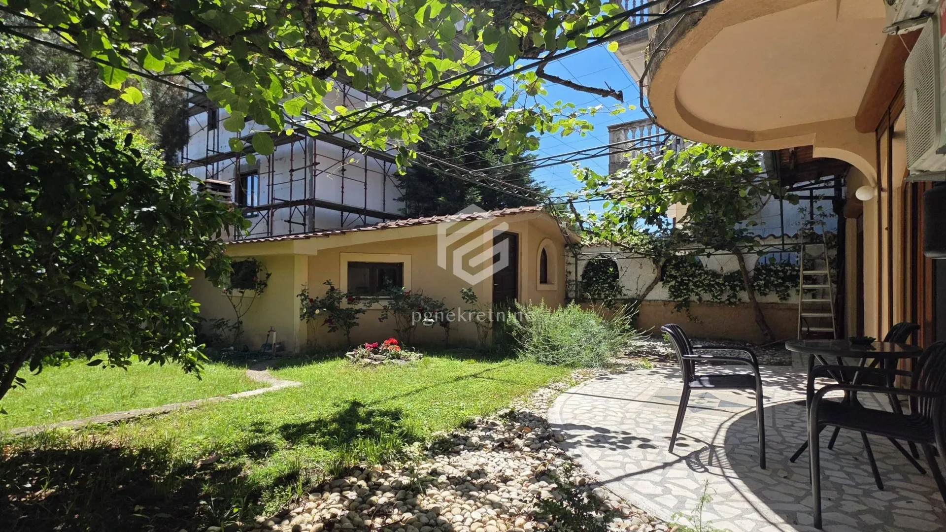 Izdavanje, trosoban stan, 110m², Gorica C, Podgorica