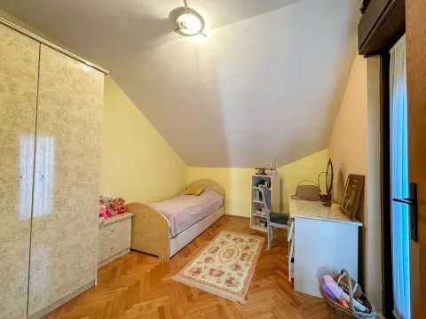 Dječja soba u potkrovlju sa krevetom, ormarom i radnim stolom. - image 8