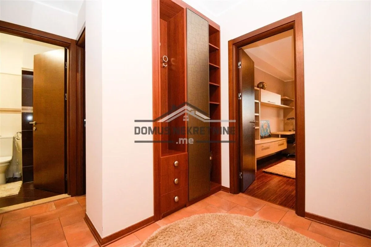 Izdavanje, dvosoban stan, 70m², Gorica C, Podgorica